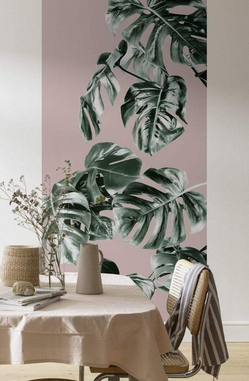 Komar Monstera Rose Groen Papier Peint Intissé 100x250cm 1 bande ambiance | Yourdecoration.fr