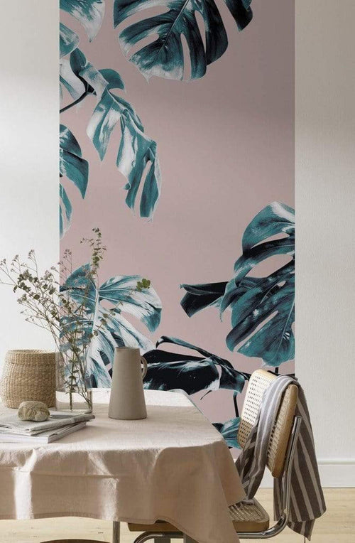 Komar Monstera Rose Blauw Papier Peint Intissé 100x250cm 1 bande ambiance | Yourdecoration.fr