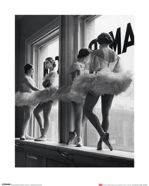 Affiche Art Time Life Ballerinas In Window 40x50cm Pyramid PPR43062 | Yourdecoration.fr
