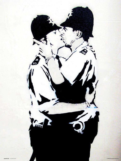 Grupo Erik Brandalised Bobbies Kissing Affiche Art 30X40cm | Yourdecoration.fr
