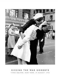 Photography Coll.  Kissing the War Goodbye affiche art 60x80cm | Yourdecoration.fr