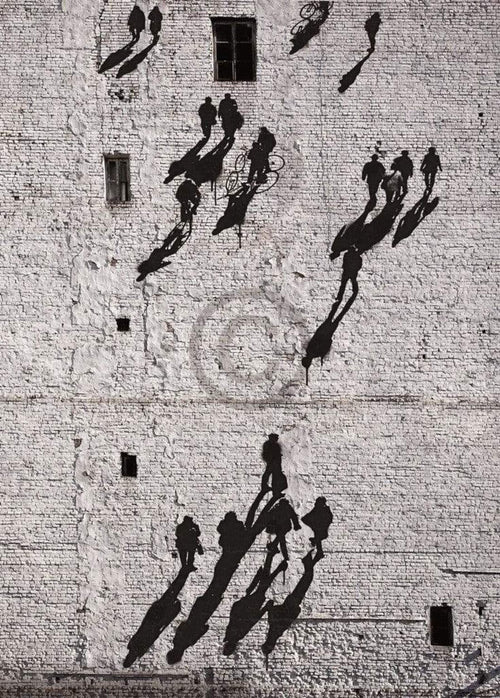Edition Street  Walking the Wall affiche art 50x70cm | Yourdecoration.fr